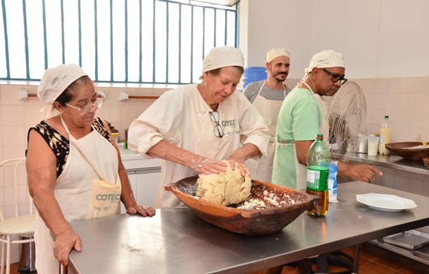 Chefs ensinam receitas tradicionais do cerrado na cidade de Goiás