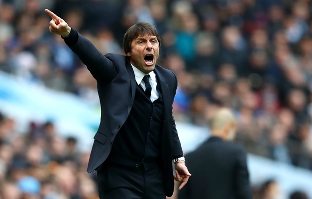 Chelsea dá aumento e assina novo contrato com o técnico Antonio Conte