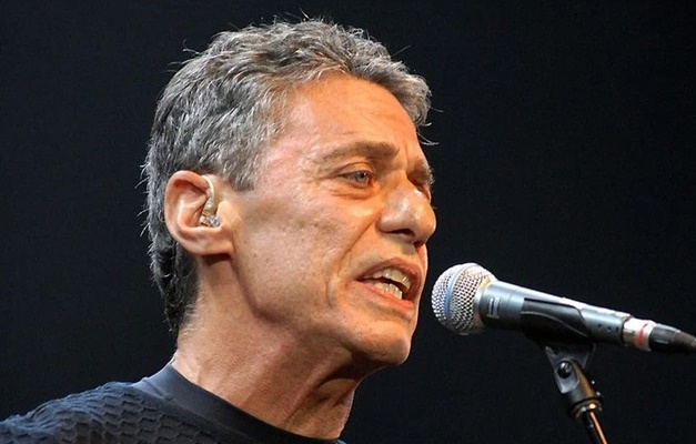 Chico Buarque passa por cirurgia para aliviar pressão intracraniana