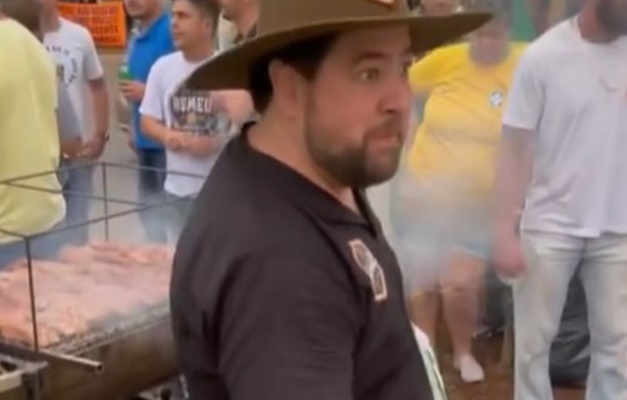 Churrasqueiro Tchê faz churrasco de graça para manifestantes em Goiânia