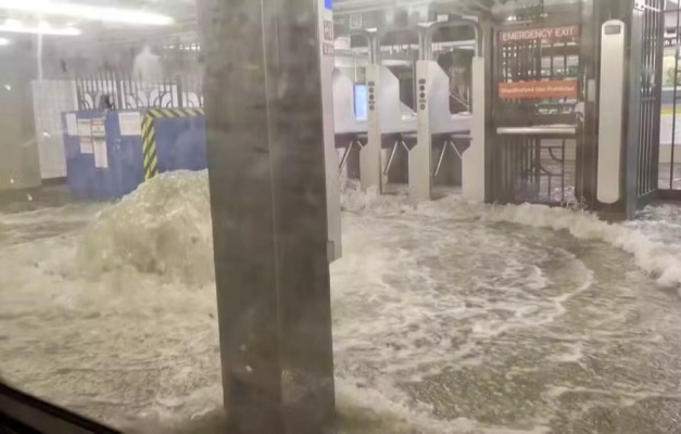 Chuva alaga ruas e água invade estação de metrô em Nova York