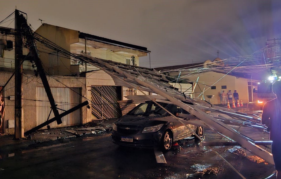 Chuva arranca telhados, derruba muros e causa alagamentos em Goiânia