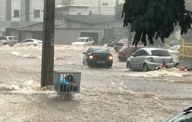 Chuva causa alagamentos em Goiânia; veja imagens