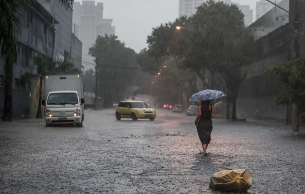 Chuva deixa SP em estado de alerta e alagamentos já são registrados