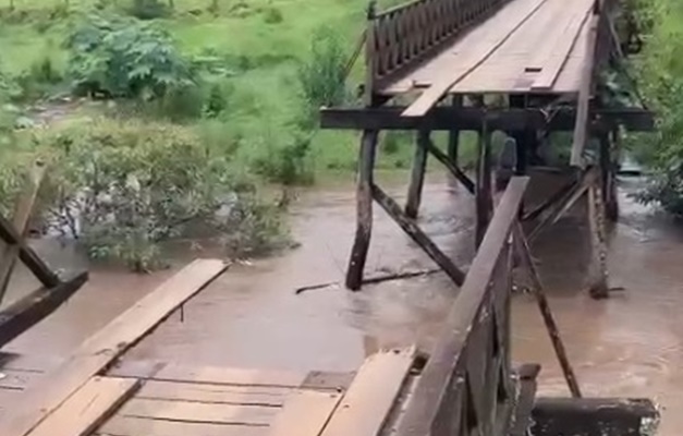 Chuva derruba ponte histórica de madeira em Corumbá de Goiás