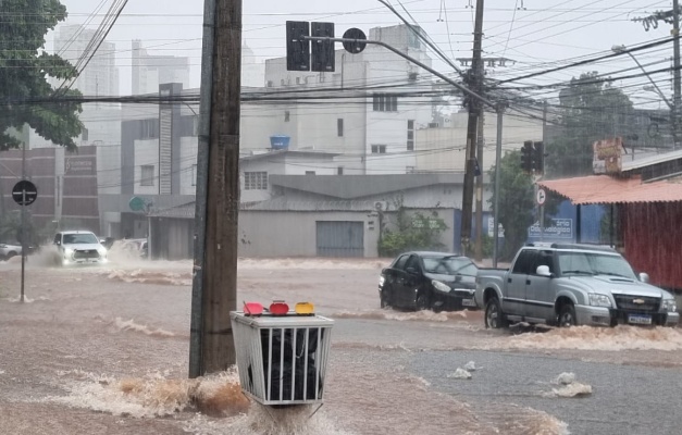 Chuva forte causa alagamentos em Goiânia e traz transtornos à população