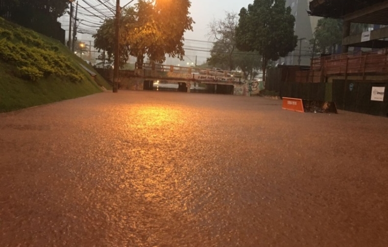 Chuva forte causa incidentes em Goiânia