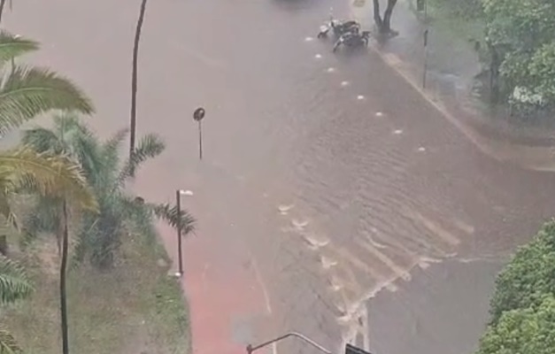 Chuva forte causa transtornos e deixa ruas alagadas em Goiânia