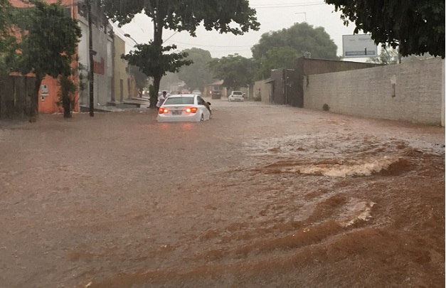 Chuva forte deixa ruas e avenidas de Goiânia alagadas; veja fotos e vídeos  - @aredacao