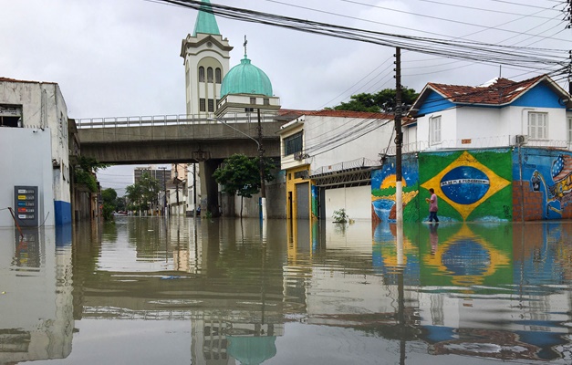 Chuva forte provoca 132 pontos de alagamento em SP e interdita Marginal Tietê