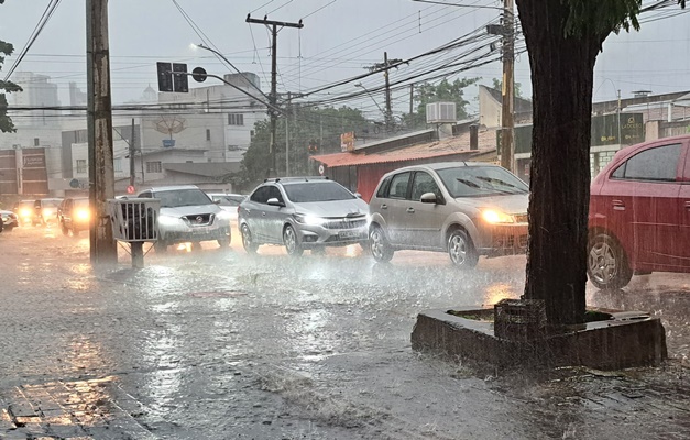 Chuva forte provoca alagamentos e transtornos no trânsito em Goiânia