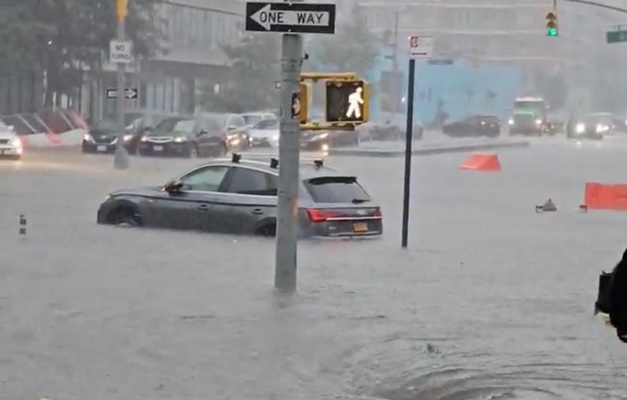 Chuva intensa inunda ruas de Nova York e deixa cidade em estado de emergência