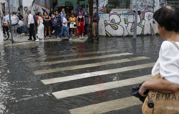 Chuva no Rio de Janeiro causa duas mortes