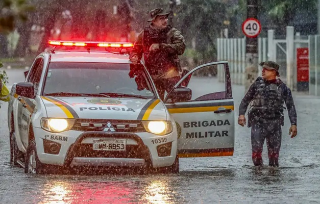 Chuva volta a alagar bairro que já tinha secado em Porto Alegre