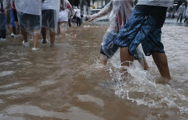 Chuva volta a deixar toda a cidade de SP em estado de atenção para alagamentos