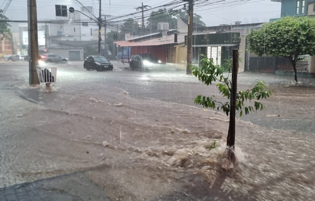 Chuvas fortes e ventos de até 58 km/hora acendem alerta em cidades goianas