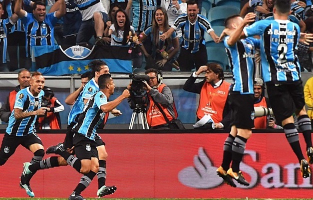 Cícero marca, Grêmio bate o Lanús e sai na frente na decisão da Copa Libertadores