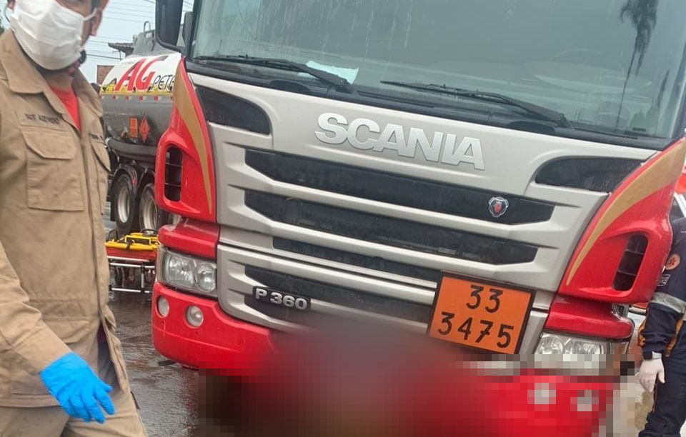 Ciclista morre atropelada por carreta em avenida de Trindade