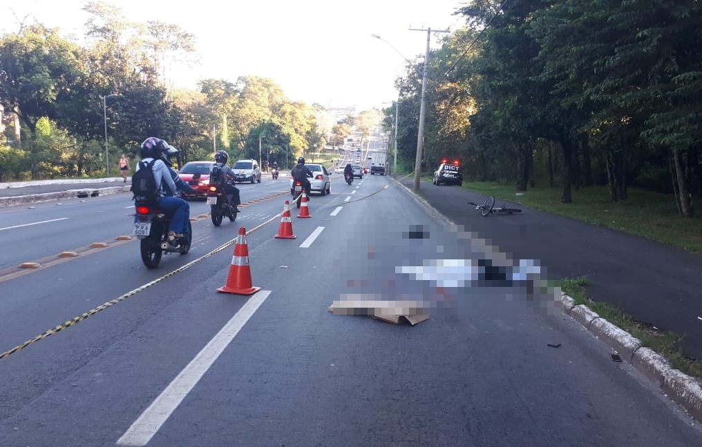 Ciclista cai em avenida e por um triz não vai parar debaixo de