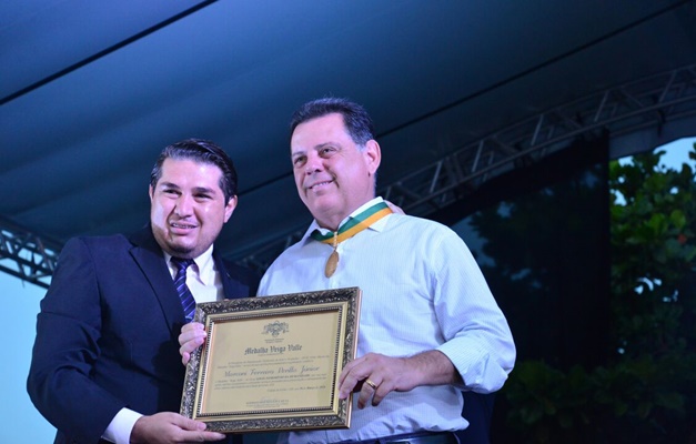 Cidade de Goiás homenageia Marconi com medalha Veiga Valle