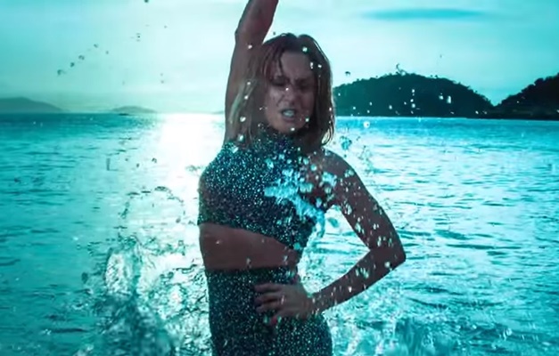 Claudia Leitte sensualiza na praia no clipe de ‘Corazón’