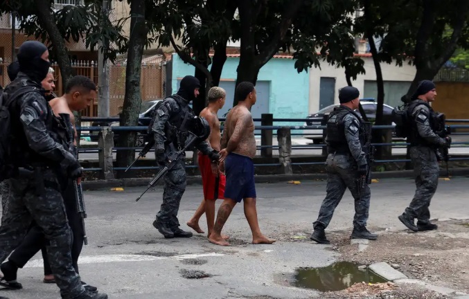 Cláudio Castro pede dez vagas em presídios federais após operação mais letal da história do Rio