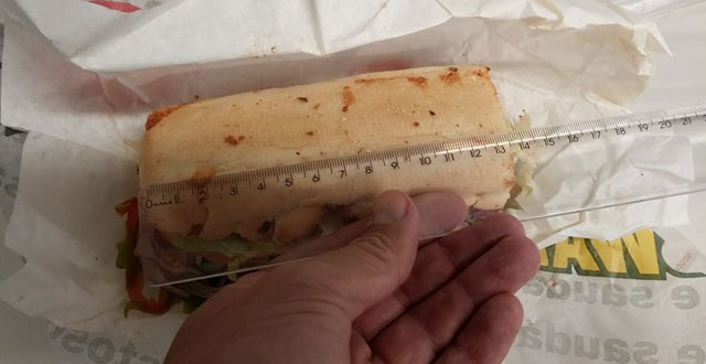 Cliente reclama de tamanho de pão do Subway e vira piada nas redes sociais