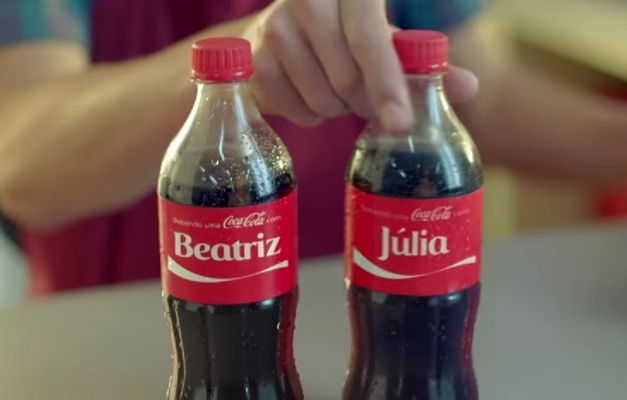 Coca-Cola volta com campanha que traz nomes nas embalagens