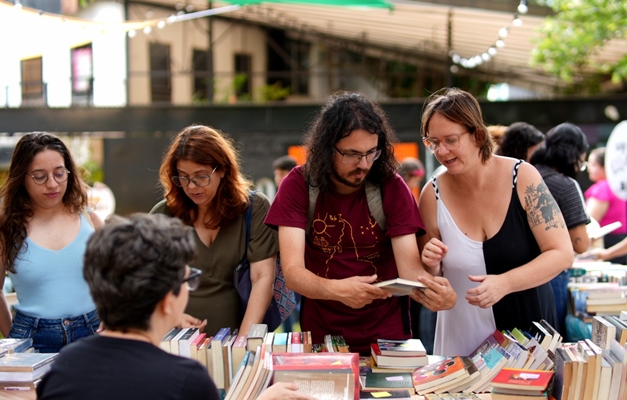Coletivo Centopeia realiza feira literária Beco das Palavras em Goiânia