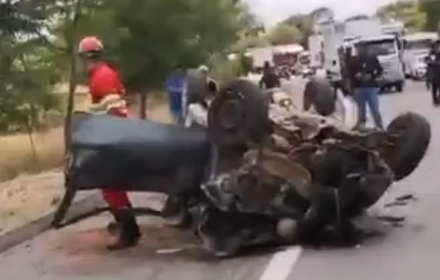 Colisão entre carro e ambulância deixa três mortos e três feridos na BR-153
