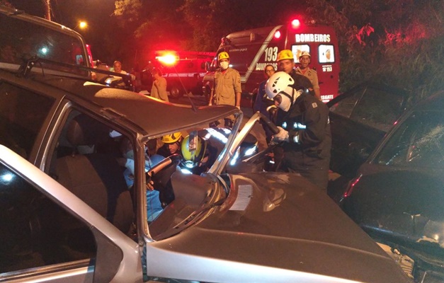 Colisão entre dois carros deixa três pessoas presas às ferragens em Goiânia 