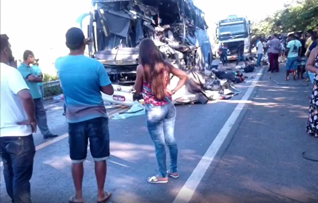 Colisão entre ônibus e carreta deixa mortos e interdita BR-020, em Formosa 