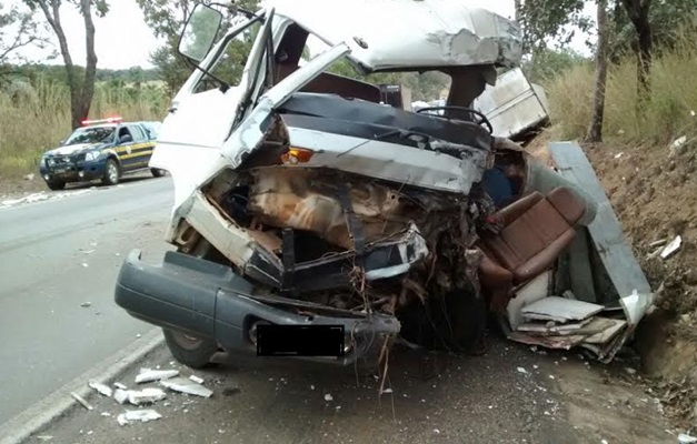 Colisão frontal causa morte de caminhoneiro em Uruaçu (GO)