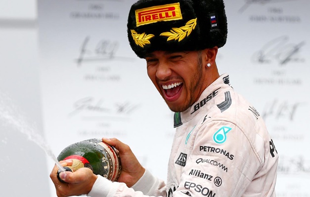 Com abandono de Rosberg, Hamilton vence na Rússia e fica perto do título