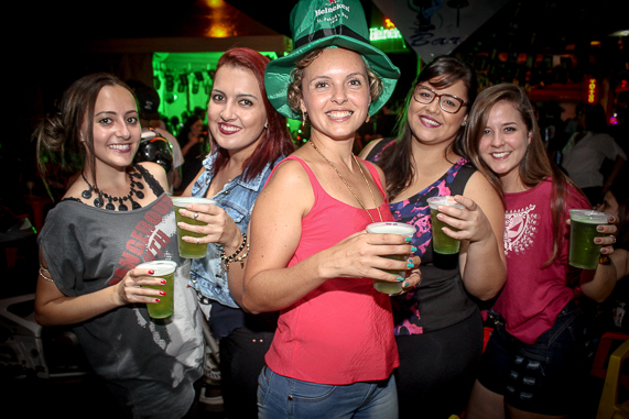 Com animação e chopp verde, Vai Tomá no Kuka Bar comemora St. Patrick's Day