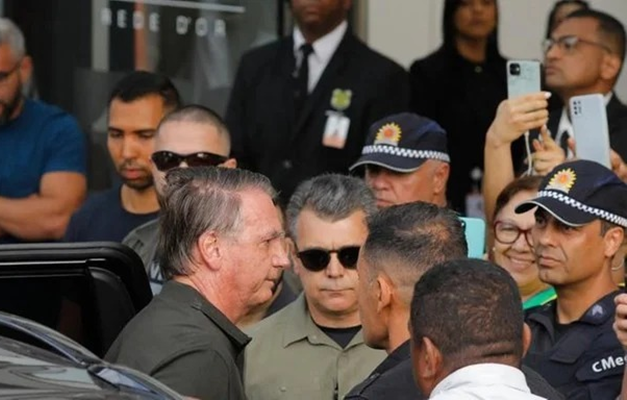 Com autorização de Moraes, Bolsonaro vai a hospital para retirar uma pinta
