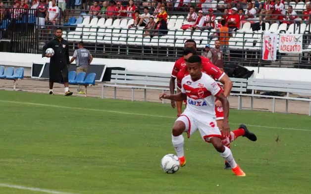 Com belo gol de Elias, Vila Nova vence o CRB fora de casa