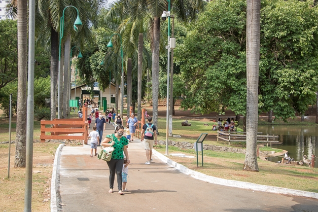Com cautela, público aproveita dia de sol para visitar Zoológico de Goiânia