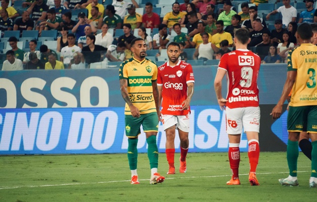 Com direito a expulsão, Vila Nova perde para Cuiabá e cai para 4º lugar