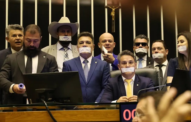 Com esparadrapo na boca, deputados fazem protesto por Bolsonaro na Câmara