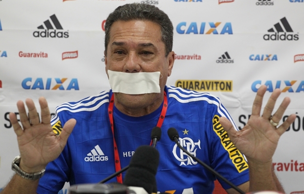 Com esparadrapo na boca, Luxemburgo protesta contra punição: 'Não vão me calar'