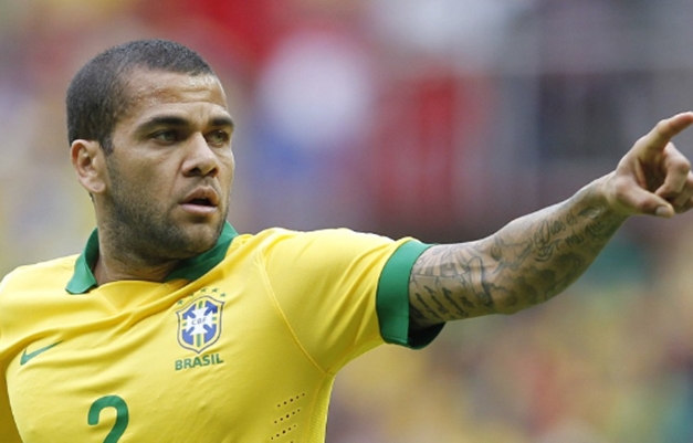 Com estiramento, Daniel Alves pode ficar fora da estreia na Copa do Mundo 