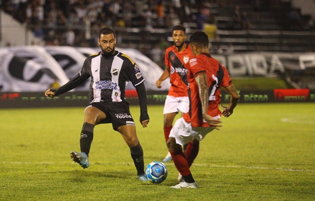 Com expulsões e gol nos acréscimos, Atlético-GO empata com ABC 