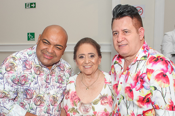 Com festa havaiana luxuosa em Goiânia, Marrone comemora 52 anos; veja