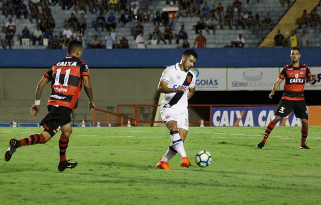 Com gol contra, Atlético Goianiense perde em casa para o Vasco da Gama 