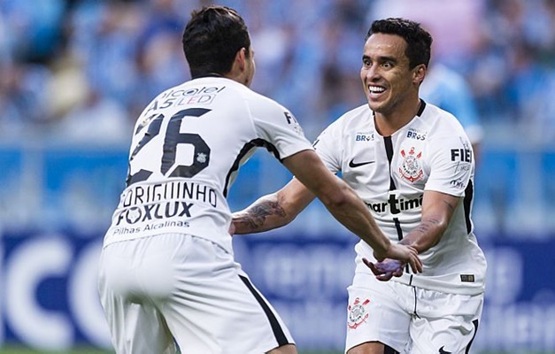 Com gol de Jadson e Cássio decisivo, Corinthians bate Grêmio e dispara na ponta