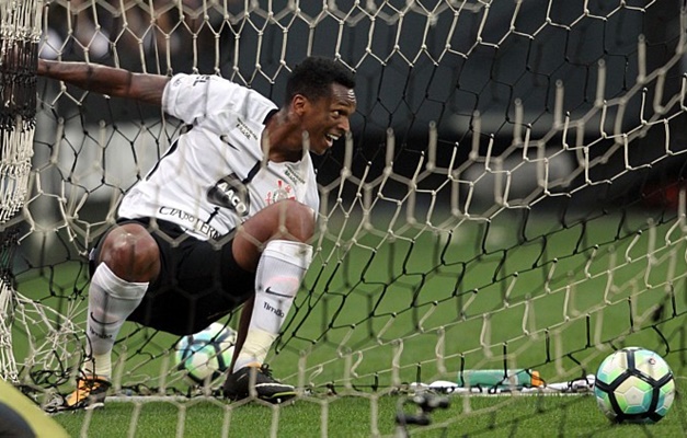 Com gol irregular, Corinthians volta a vencer e dispara no Brasileirão