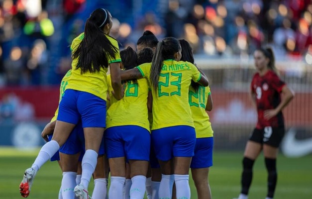 Com gol no fim, seleção feminina vence na estreia de Arthur Elias