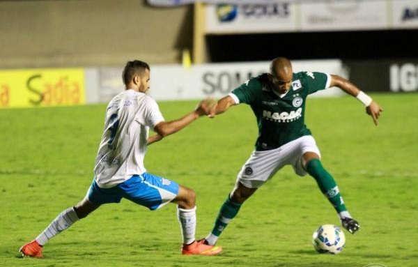 Com gol nos acréscimos, Goiás perde para Avaí no Serra Dourada