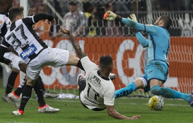 Com gol suado, Corinthians bate Santos e conquista 3ª vitória seguida